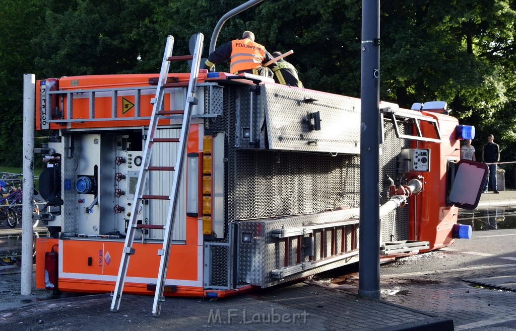 TLF 4 umgestuerzt Koeln Bocklemuend Ollenhauer Ring Militaerringstr P024.JPG - Miklos Laubert